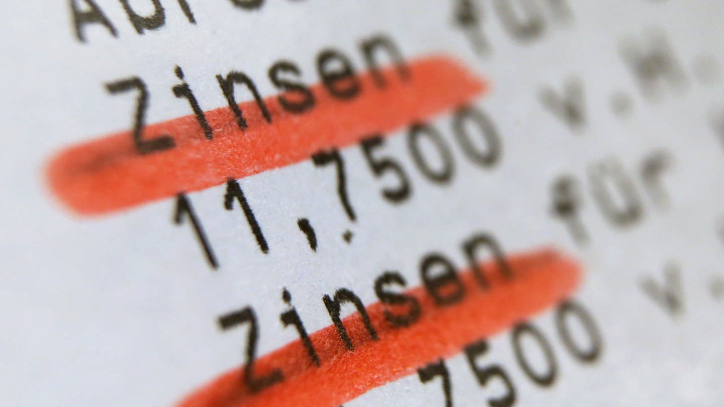 Ein Zettel mit den aktuellen Zinssätzen (Foto: dpa Bildfunk, picture alliance / Karl-Josef Hildenbrand/dpa | Karl-Josef Hildenbrand)