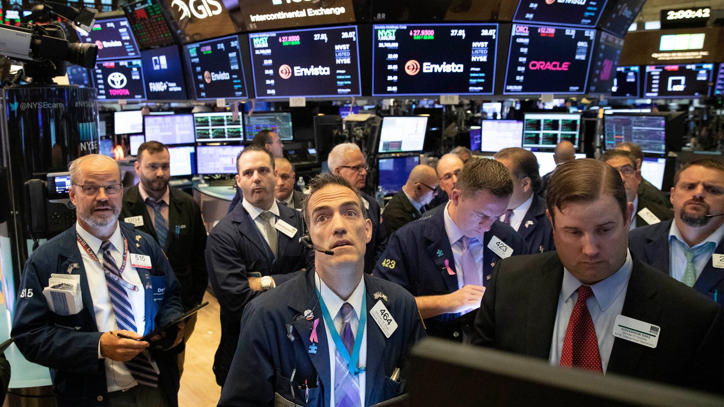 Händler an der New Yorker Börse verfolgen die Aktienkurse, kurz bevor die US-Notenbank ihre Zinsmeldung machte (Foto: dpa Bildfunk, picture alliance/dpa/AP | Mark Lennihan)
