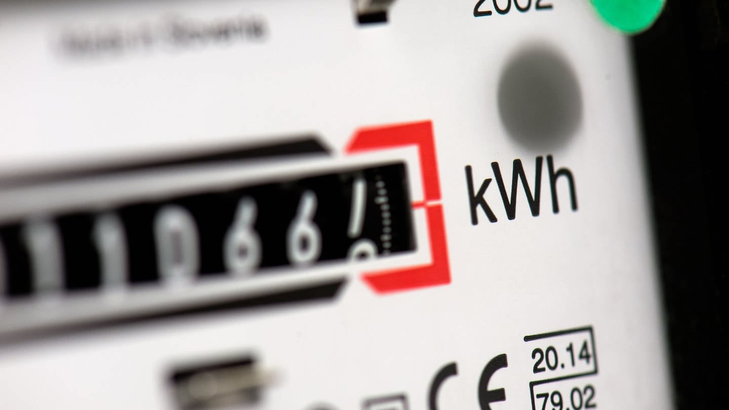 Ein Wechselstromzähler in einem Stromkasten eines Haushaltes zählt die verbrauchten Kilowattstunden. (Foto: dpa Bildfunk, picture alliance / dpa | Arno Burgi)