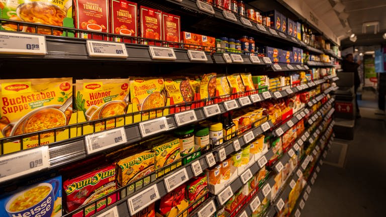 Ein Supermarktregal mit bunt verpackten Fertigprodukten