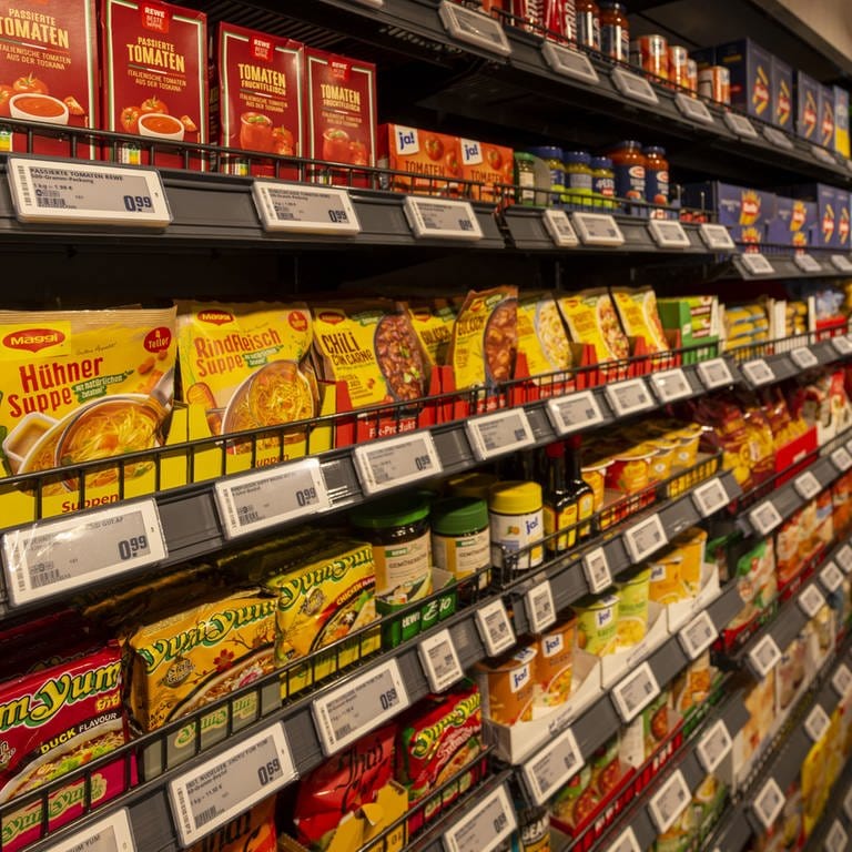 Ein Supermarktregal mit bunt verpackten Fertigprodukten