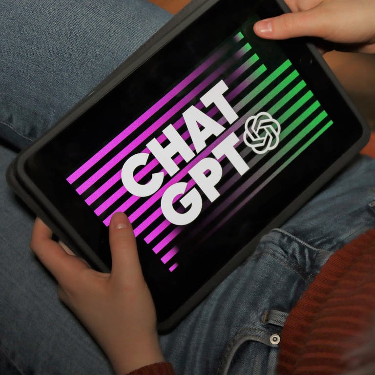 Eine Person gibt am Tabelt etwas in das Programm ChatGPT ein. (Foto: dpa Bildfunk, picture alliance/dpa | Philipp Brandstädter)