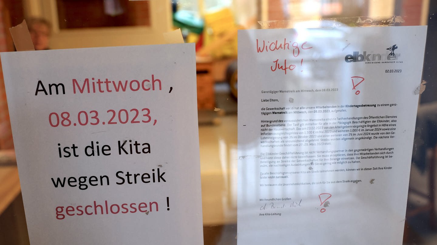 Ein Aushang an einer Kita in Hamburg-Eimsbüttel weist darauf hin, dass die Einrichtung wegen eines Warnstreiks geschlossen ist. (Foto: dpa Bildfunk, Picture Alliance)