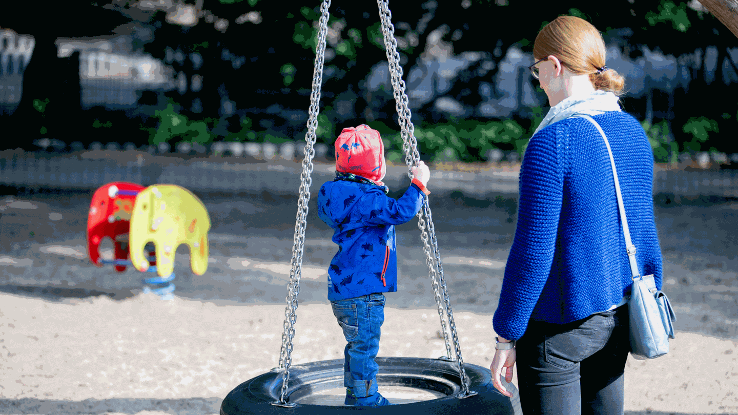 Mutter Kind Spielplatz (Foto: dpa Bildfunk, picture alliance/dpa | Christoph Soeder)