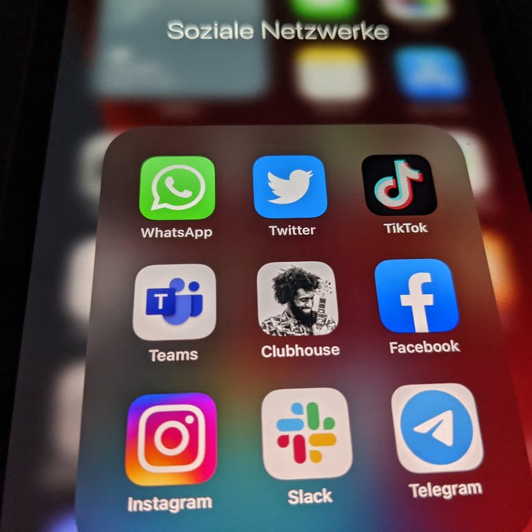 Zu sehen sind die Logos von WhatsApp, Twitter, Facebook, Instagram und anderen Plattformen von Social Media und Messenger-Diensten (Foto: dpa Bildfunk, picture alliance/dpa | Christoph Dernbach)