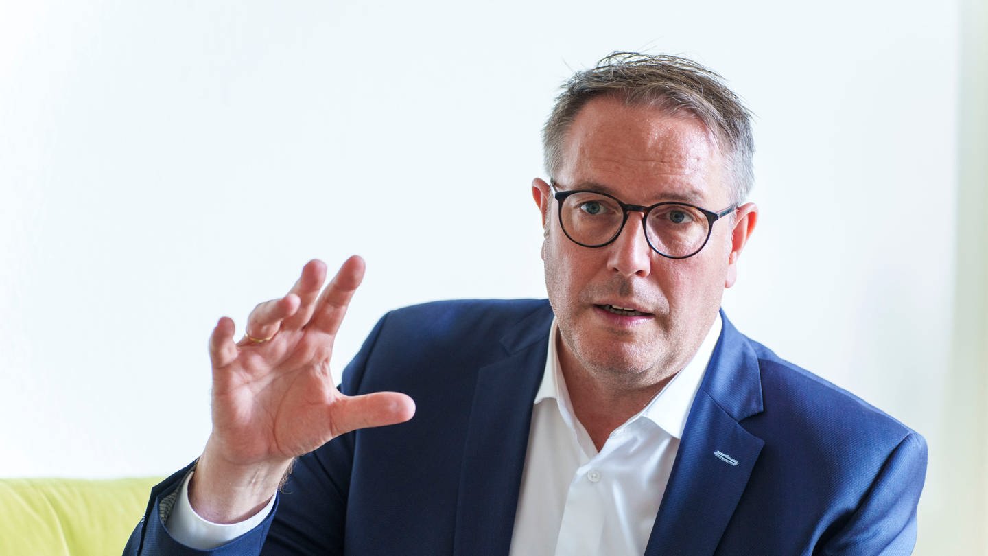 Der rheinland-pfälzische Sozialminister Alexander Schweitzer (SPD) sitzt beim Sommerinterview auf dem 