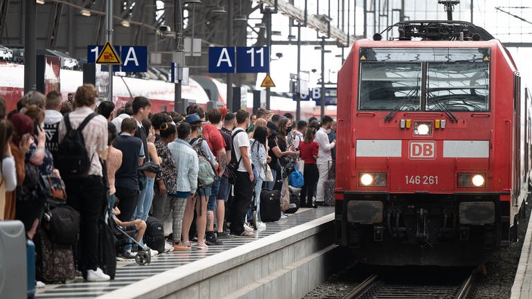Fahrgäste warten dicht gedrängt am Bahnhof vor dem Pfingstwochenende auf eine Regionalbahn. (Foto: dpa Bildfunk, picture alliance/dpa | Sebastian Gollnow)