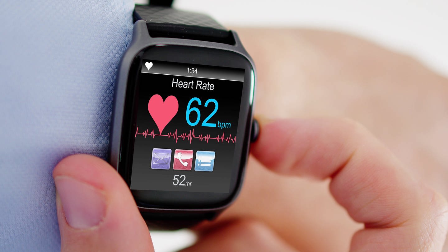 Auf einer Smartwatch (Apple Watch) wird die Herzfrequenz angezeigt (Foto: IMAGO, IMAGO / Panthermedia)