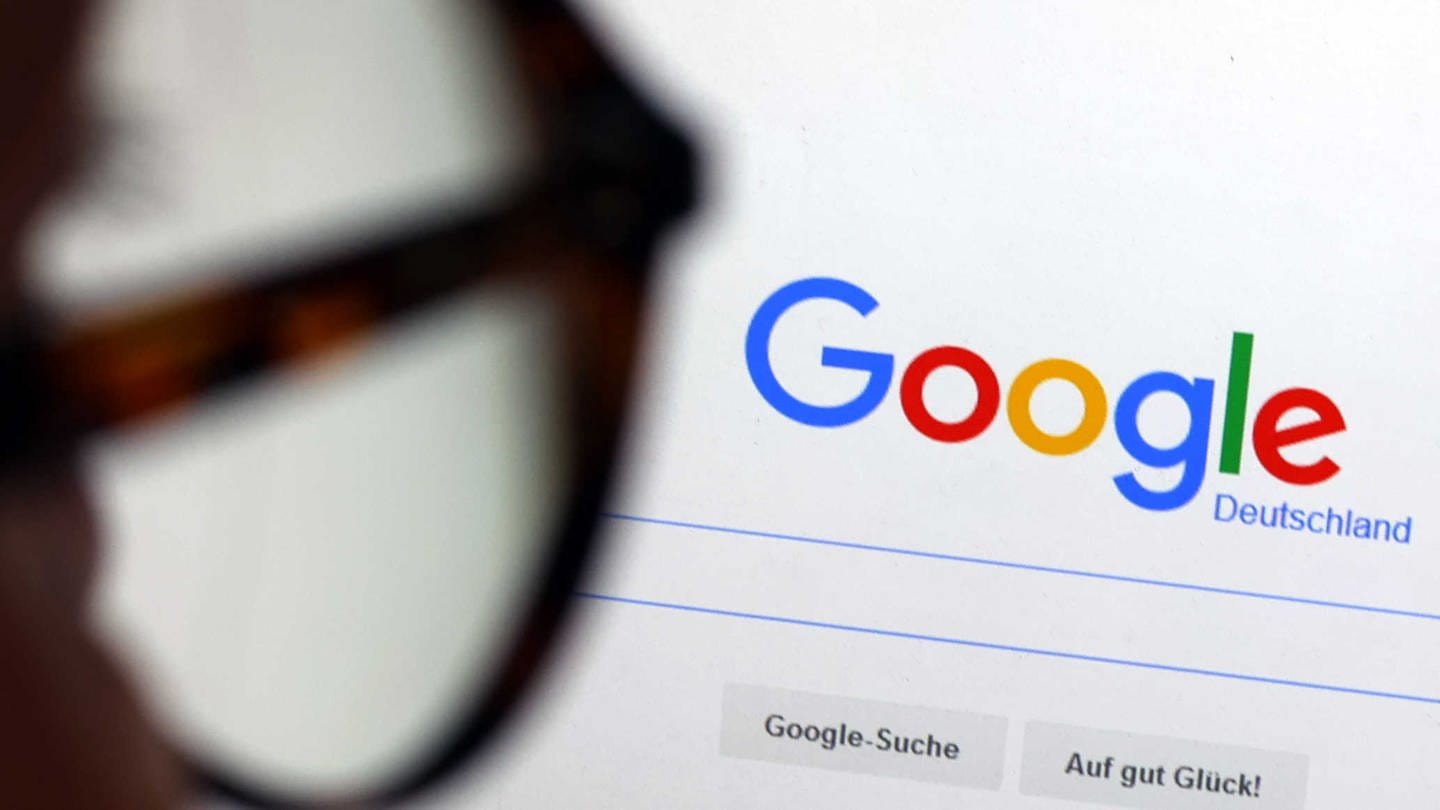 ILLUSTRATION - Die Seite der Suchmaschine von Google ist hinter einer Frau mit Brille zu sehen. (Foto: dpa Bildfunk, picture alliance/dpa | Karl-Josef Hildenbrand)