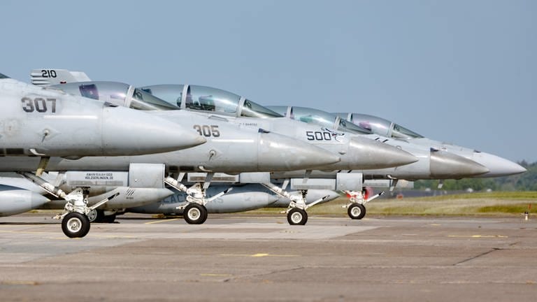 Jets vom Typ F18 der US Marine parken auf dem Luftwaffenstützpunkt Hohn. Sie werden an der Übung Air Defender 23 teilnehmen.