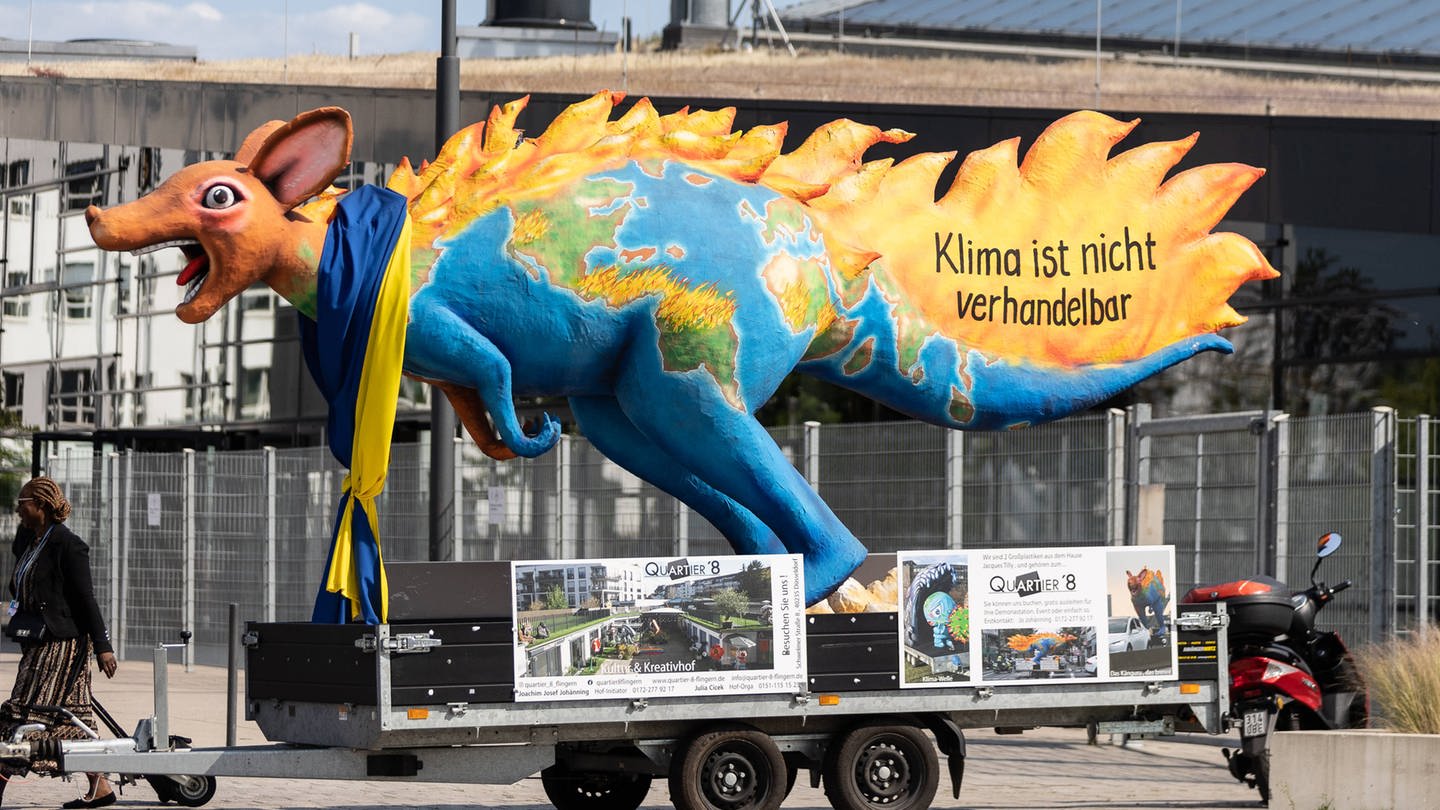 Auf der Climate Change Conference in Bonn zur Vorbereitung der COP28 im November in Dubai haben Aktivisti ein großes Denkmal gebaut: Eine brennende Erde mit einem Känguru-Kopf auf dem steht: Klima ist nicht verhandelbar. (Foto: IMAGO)