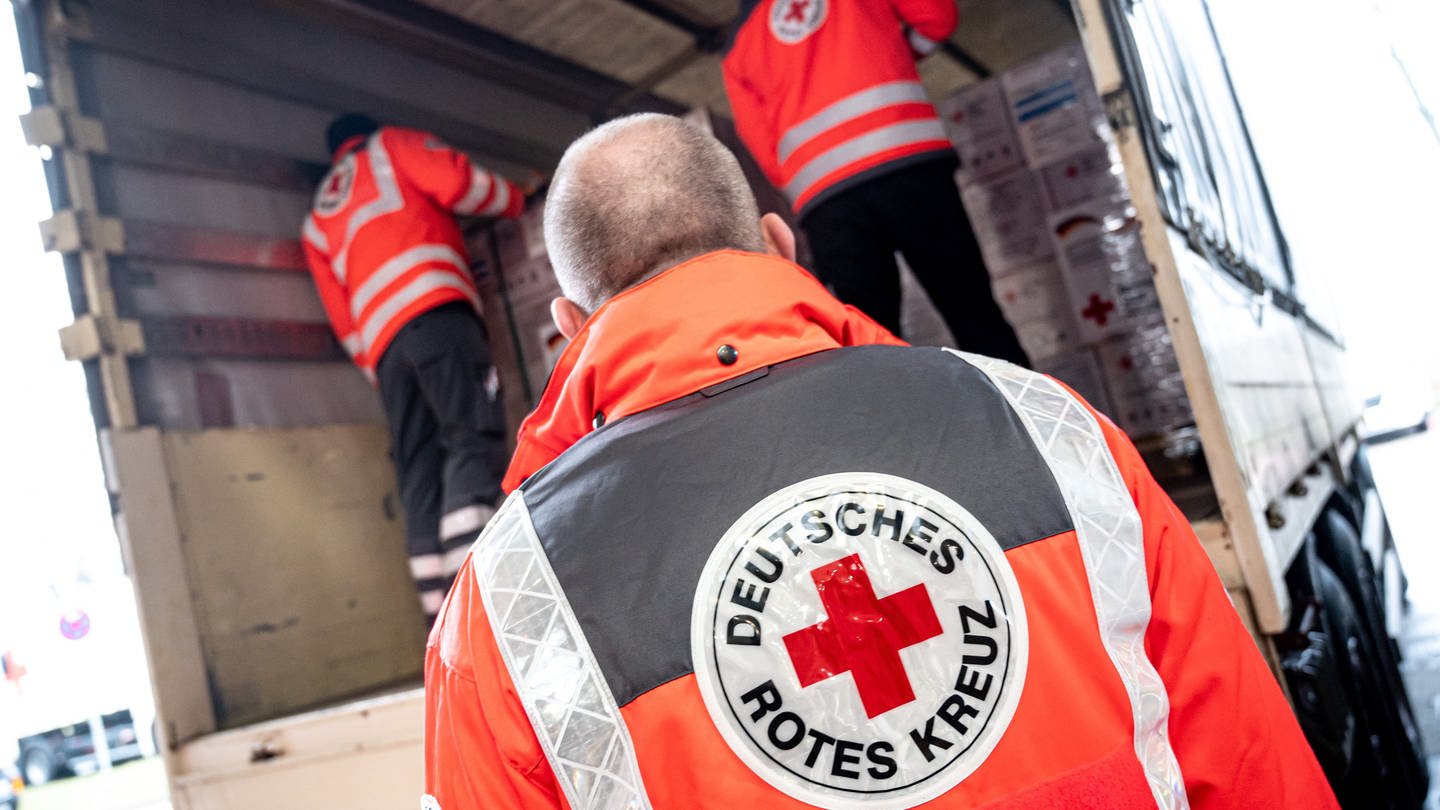 Mitarbeiter des Deutschen Roten Kreuzes verladen an einer Halle Hilfsgüter in einem LKW für den Auslandseinsatz. (Foto: dpa Bildfunk, picture alliance/dpa | Fabian Sommer)