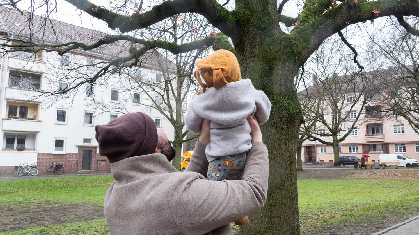 Vater und Sohn vor einem Baum (Foto: dpa Bildfunk, picture alliance/dpa | Marco Rauch)