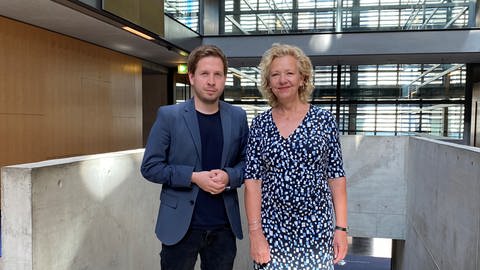 Kevin Kühnert und Evi Seibert stehen nebeneinander in der Halle des ARD-Hauptstadtstudios  (Foto: SWR)