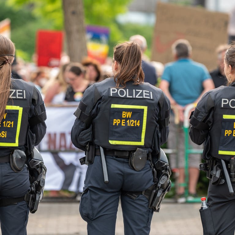 Polizisten sichern die Menge der Demonstraten. (Foto: dpa Bildfunk, picture alliance/dpa | Silas Stein)