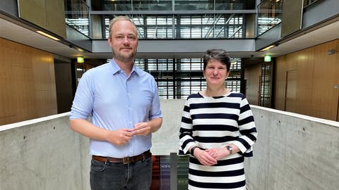 Christopher Jähnert und Tanja Gönner stehen nebeneinander in der Halle des ARD-Hauptstadtstudios  (Foto: SWR, Nicole Gebauer)