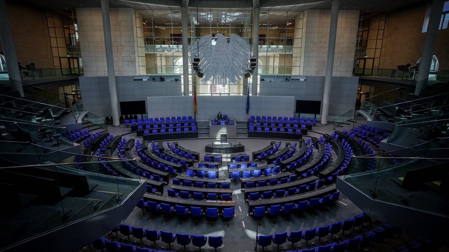 Das Rednerpult wird am Morgen im leeren Plenum des Bundestags von der Sonne angestrahlt. Am Freitag, den 7. Juli fand die voraussichtlich letzte Sitzung des Bundestags vor der Sommerpause statt. (Foto: dpa Bildfunk, picture alliance/dpa | Kay Nietfeld)