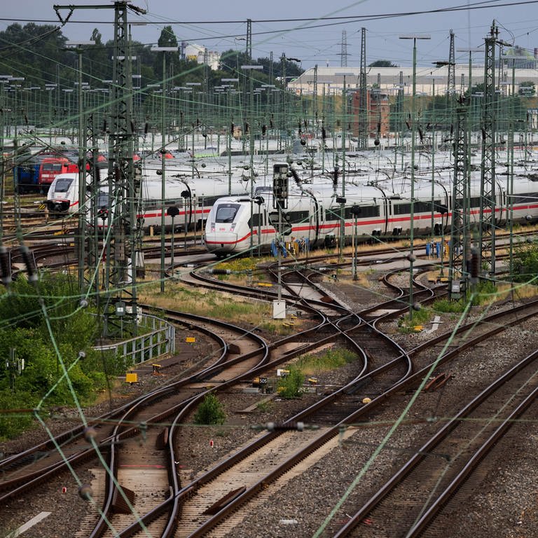 ICE-Züge der Deutschen Bahn (DB) stehen in einem Betriebswerk auf den Gleisen