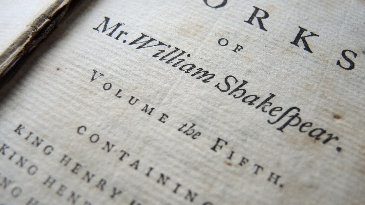 Ein Band einer neunbändigen Gesamtausgabe aus dem Jahr 1760 mit den Werken von William Shakespear (Shakespeare) liegt auf einem Tisch. (Foto: dpa Bildfunk, picture alliance / dpa | Tim Brakemeier)