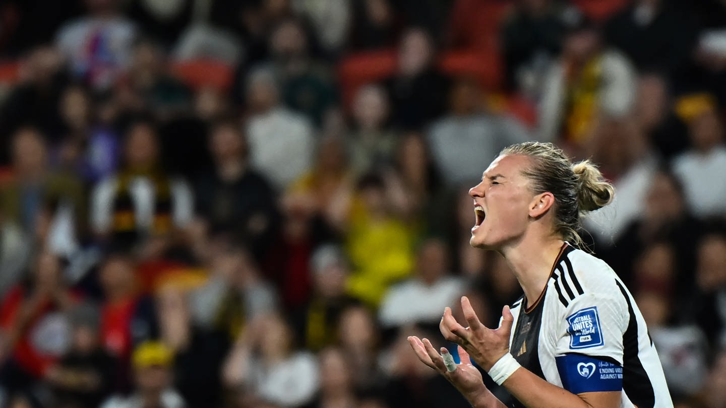 DFB-Nationalspielerin Alexandra Popp reagiert wütend nach einer verpassten Torchance. (Foto: dpa Bildfunk, picture alliance/dpa | Sebastian Christoph Gollnow)