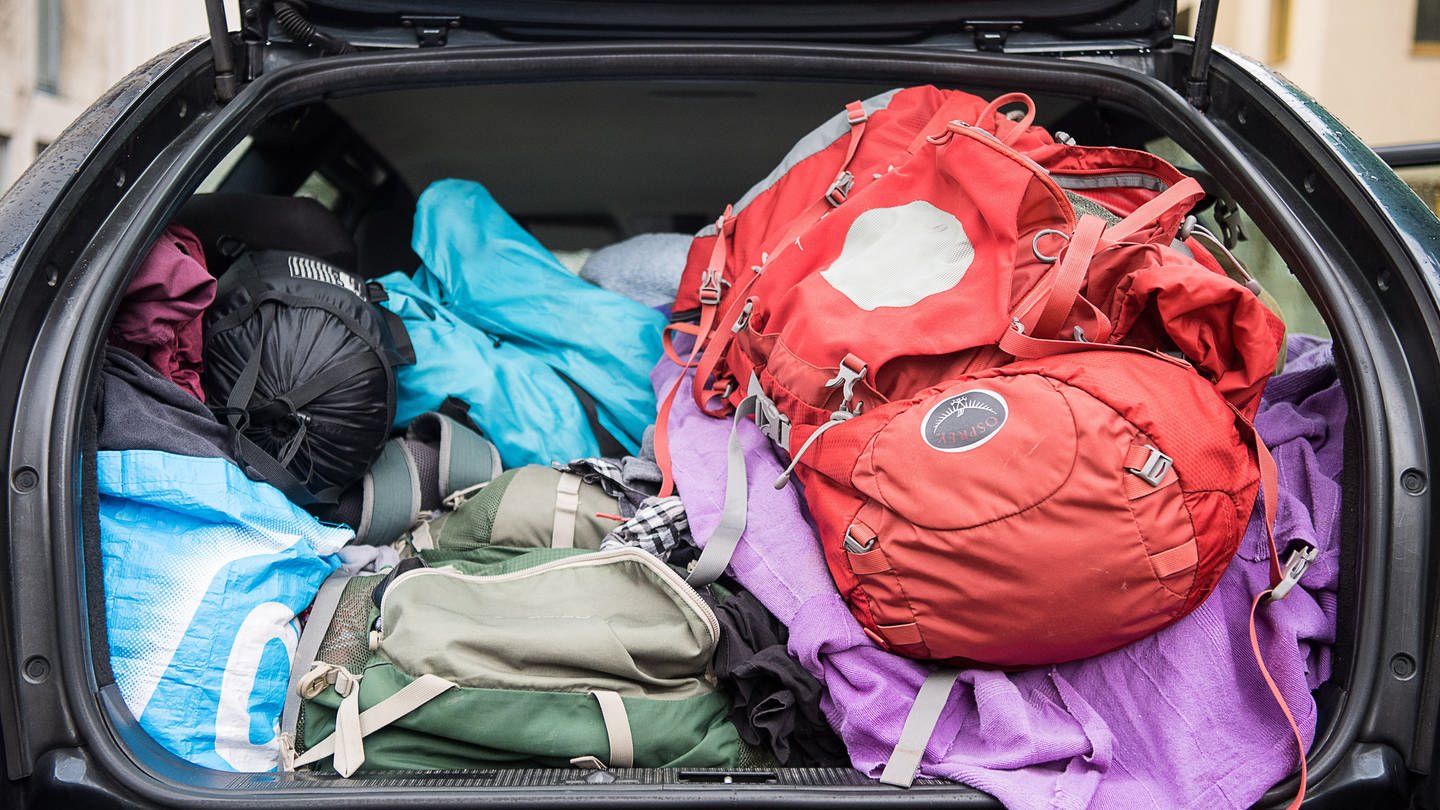 Gepäck liegt im vollen Kofferraum eines Autos. (Foto: dpa Bildfunk, picture alliance/dpa | Sebastian Gollnow)