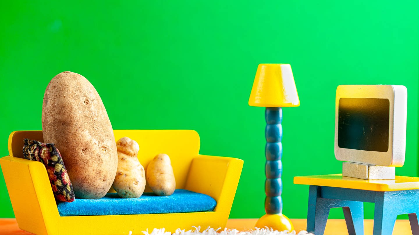 Eine Kartoffelfamilie sitzt auf einer Modell-Couch. (Foto: IMAGO, IMAGO / Pond5 Images)