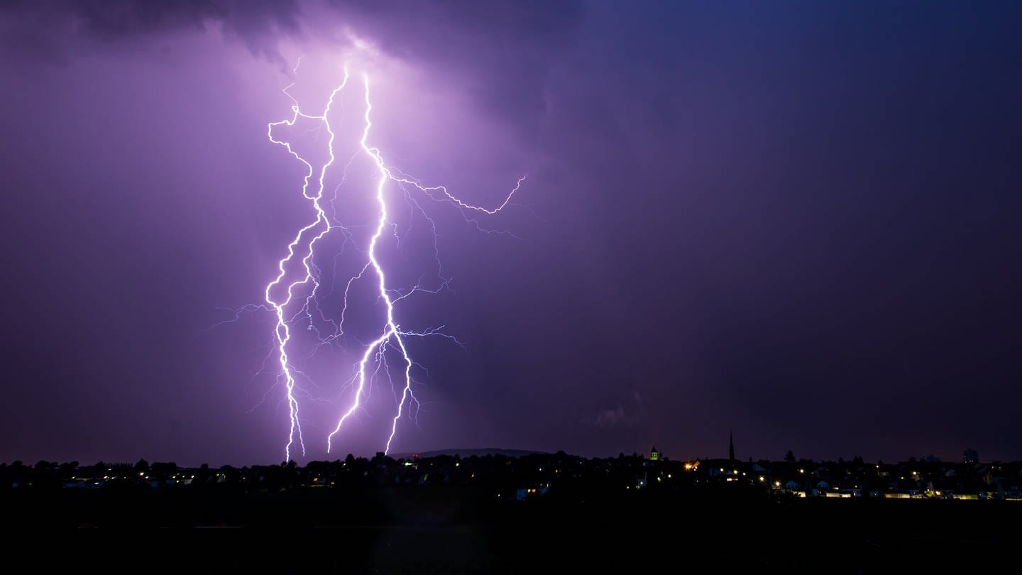 Blitzeinschläge in der Nähe von Stuttgart. Der Blitz-Informationsdienst von Siemens erfasst jeden einzelnen und warnt vor der Gefahr heranziehender Gewitter. (Foto: dpa Bildfunk, Picture Alliance)
