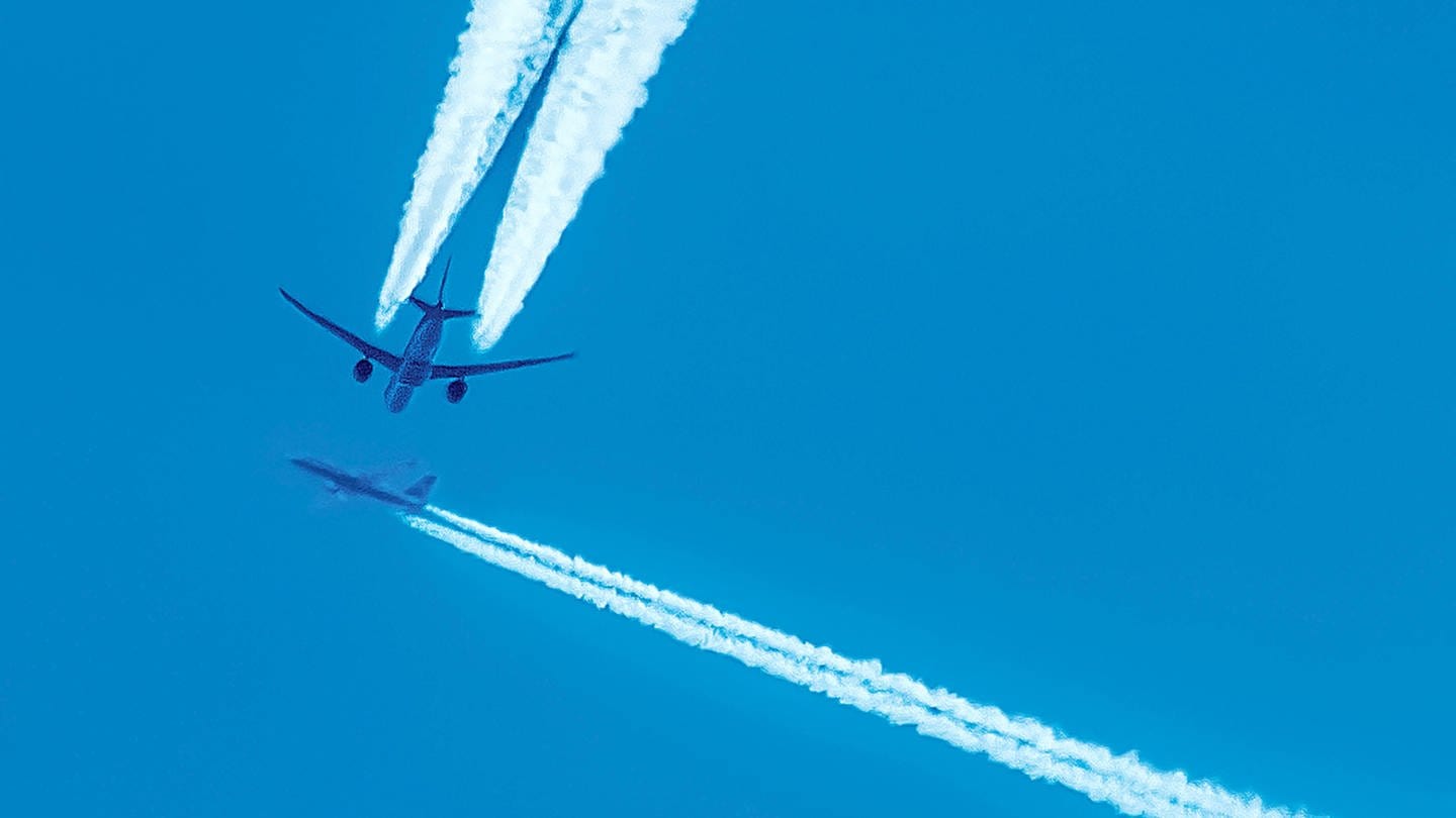 Flugzeuge mit Kondensstreifen. Klimaneutrales Fliegen gibt es nicht, sagen Verbraucherschützer. (Foto: IMAGO, IMAGO / Wolfgang Maria Weber)