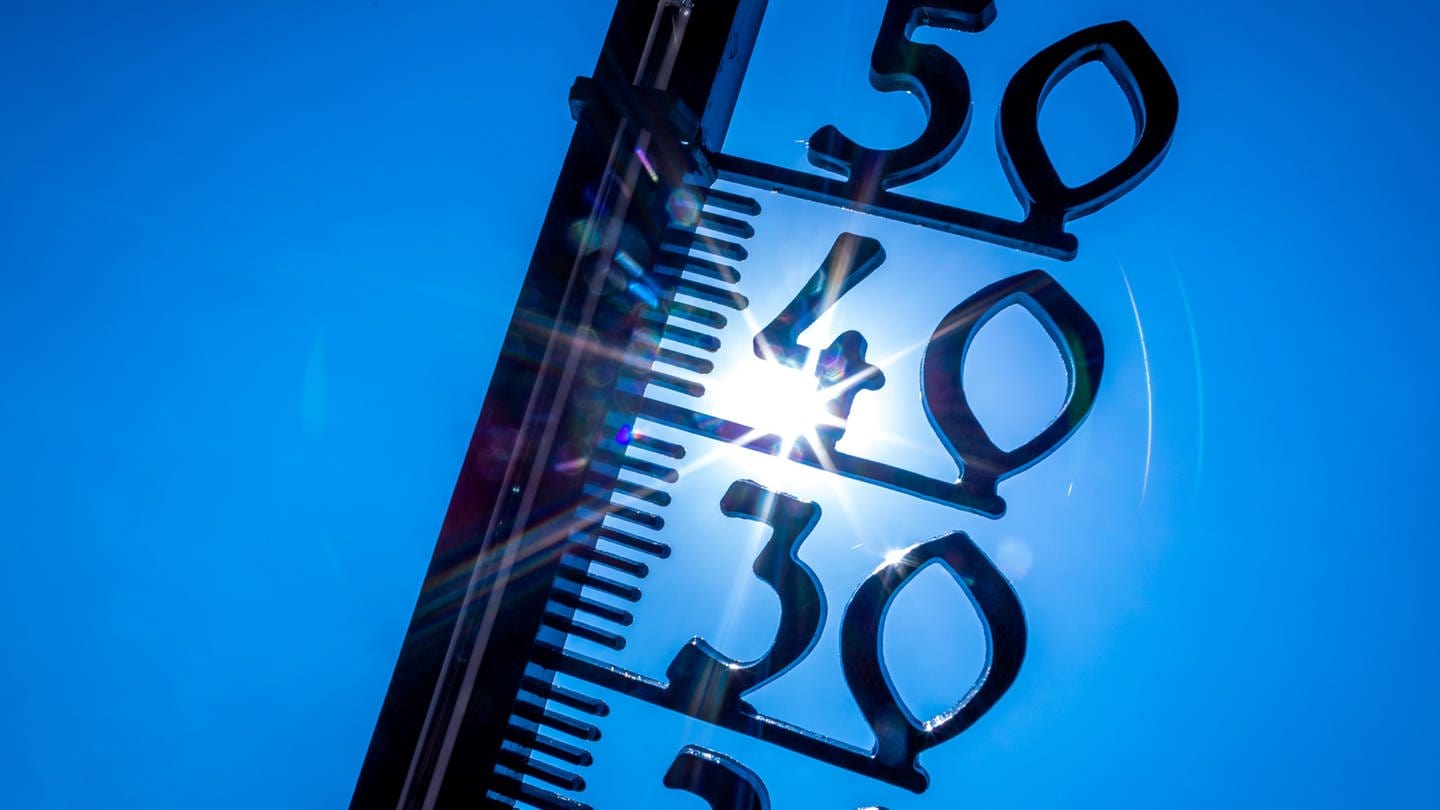 Ein Thermometer zeigt hohe Temperaturen an. (Foto: dpa Bildfunk, picture alliance/dpa | Jens Büttner)