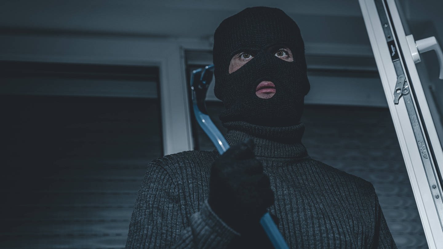 Maskierter Täter, Symbolbild (Foto: IMAGO, MAGO / Bihlmayerfotografie)