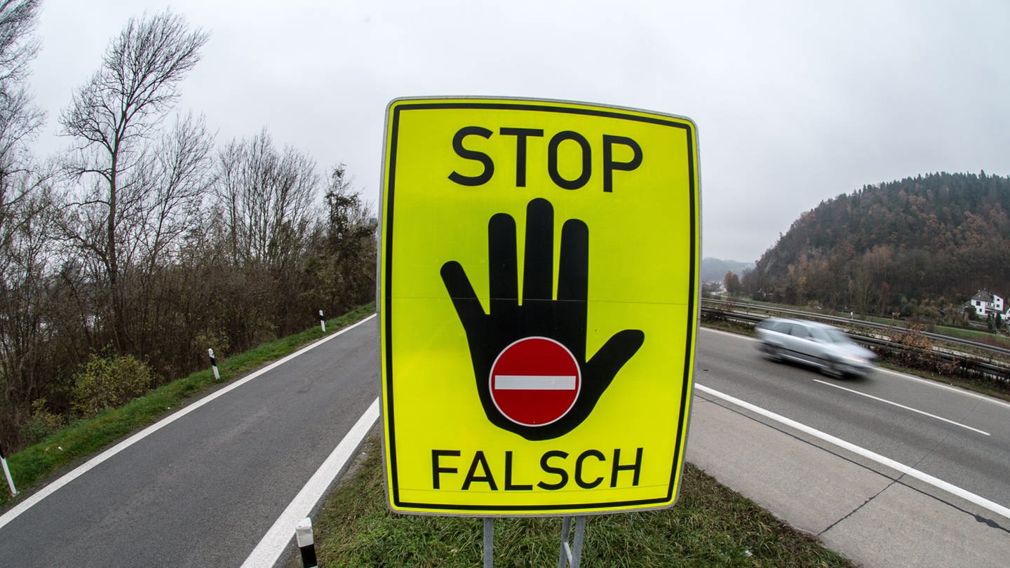 Schild an der Autobahn warnt vor falscher Auffahrt. (Foto: dpa Bildfunk, picture alliance / dpa | Armin Weigel)