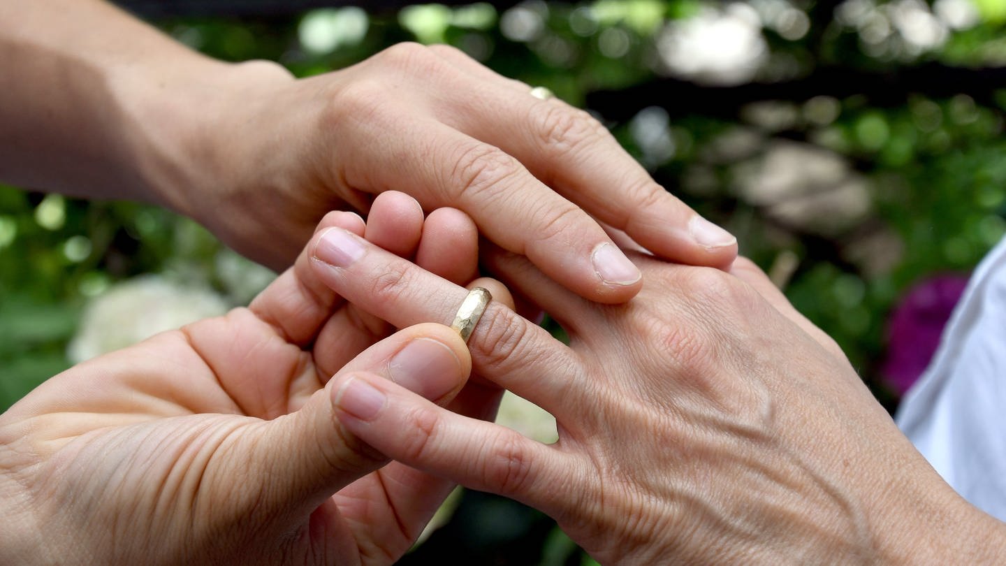Eine Frau zieht ihrer Partnerin symbolisch ihren Ehering vom Finger. (Foto: dpa Bildfunk, picture alliance / dpa | Carmen Jaspersen)