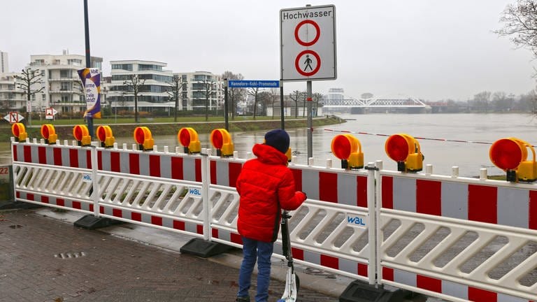 Rhein-Hochwasser in Ludwigshafen: Die Uferpromenade auf der Parkinsel ist gesperrt (Foto: IMAGO, MAGO / Herrmann Agenturfotografie)