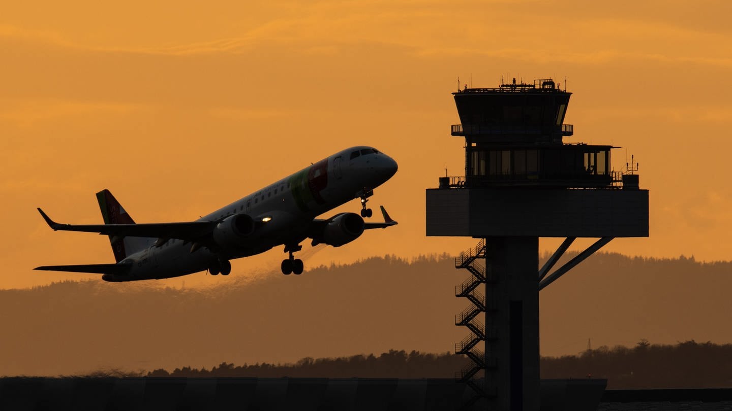Eine Passagiermaschine startet im letzten Licht des Tages vom Flughafen Frankfurt. (Foto: dpa Bildfunk, picture alliance/dpa | Boris Roessler)