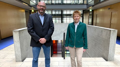 ARD-Korrespondent Dietrich Karl Mäurer steht neben Bundestagsvizepräsidentin Petra Pau im Foyer des ARD-Hauptstadtstudios. (Foto: SWR)