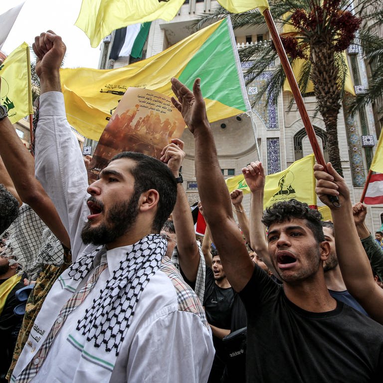 Libanesische Anhänger der pro-iranischen Hisbollah nehmen an einer Kundgebung teil. Die Schiitenorganisation Hisbollah hat nach dem Hamas-Angriff auf Israel ihre Solidarität mit der Hamas bekundet. (Foto: dpa Bildfunk, picture alliance/dpa | Marwan Naamani)