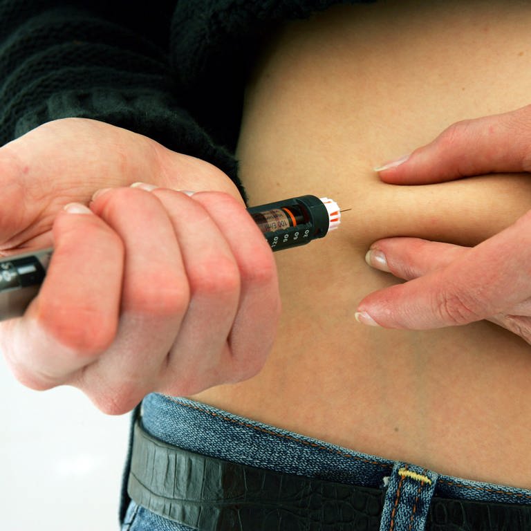 Diabetikerin spritzt sich Insulin. (Foto: dpa Bildfunk, picture alliance / dpa | Gero Breloer)