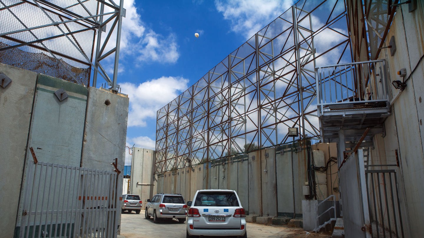 Gepanzerte Fahrzeuge passieren die mit meterhohen Mauern und Drahtzäunen gesicherte Grenze zwischen dem Gaza-Streifen und Israel, um Entwicklulngshilfe zu leisten. (Foto: dpa Bildfunk, Picture Alliance)