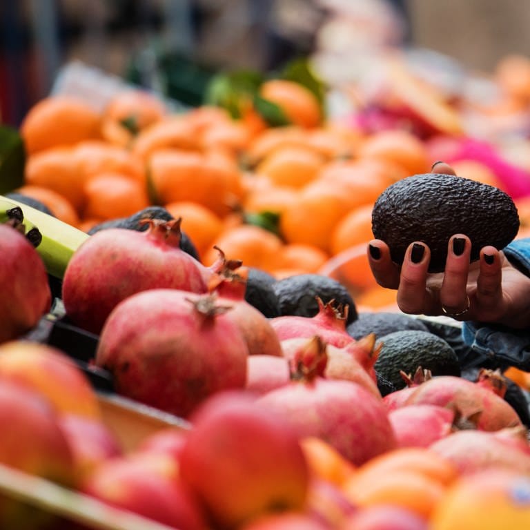 Ein Gemüse- und Obstregal in einem Supermarkt. (Foto: dpa Bildfunk, picture alliance/dpa | Andreas Arnold)