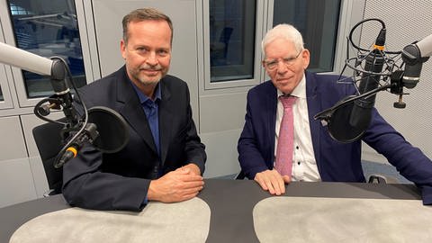 SWR-Korrespondent Alfred Schmit sitzt neben Dr. Josef Schuster, Präsident des Zentralrats der Juden in Deutschaland im ARD-Hauptstadtstudio. (Foto: SWR)