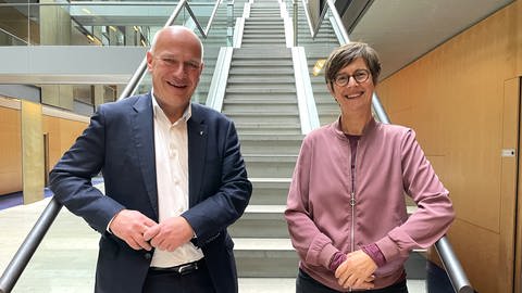 Kai Wegner, Regierender Bürgermeister von Berlin steht neben SWR-Korrespondentin Eva Ellermann im Foyer des ARD-Hauptstadtstudios (Foto: SWR)