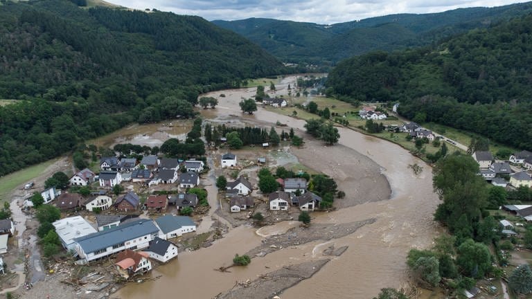 Eine Luftaufnahme zeigt das Ausmaß der Zerstörungen an der Ahr, nachdem in der Nacht auf den 15. Juli 2021 eine Flutwelle die Orte dort überschwemmt hatte. (Foto: dpa Bildfunk, picture alliance/dpa | Boris Roessler)