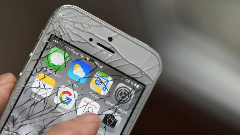 Ein gesplitterter, defekter Touchscreen eines Iphones