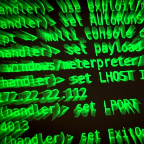ILLUSTRATION - Buchstaben und Zahlen leuchten auf einem Bildschirm, auf dem ein Hacker-Programm geöffnet ist. (Foto: dpa Bildfunk, picture alliance/dpa | Sina Schuldt)