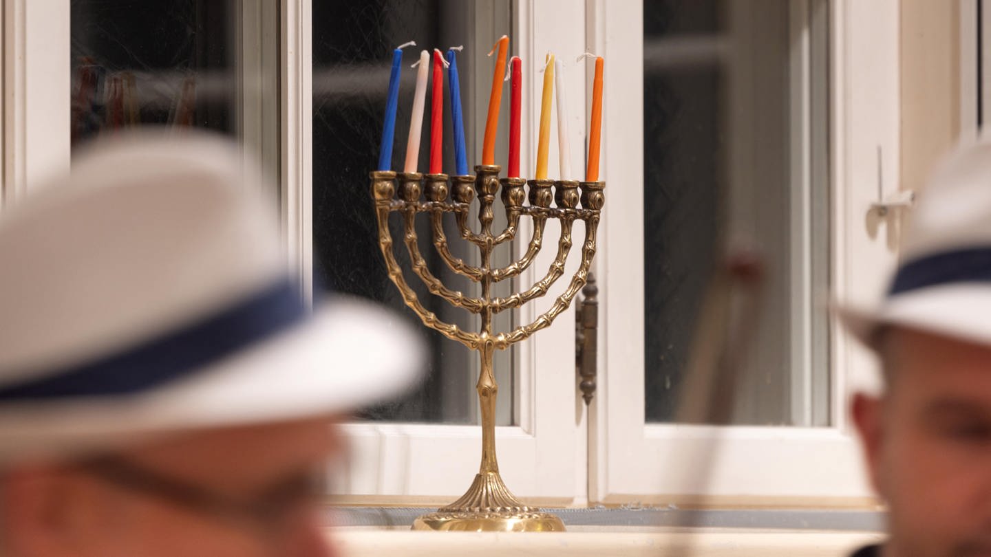 Auf einer Fensterbank steht der traditionelle jüdische Leuchter, die Menora (Foto: dpa Bildfunk, picture alliance/dpa | Michael Reichel)