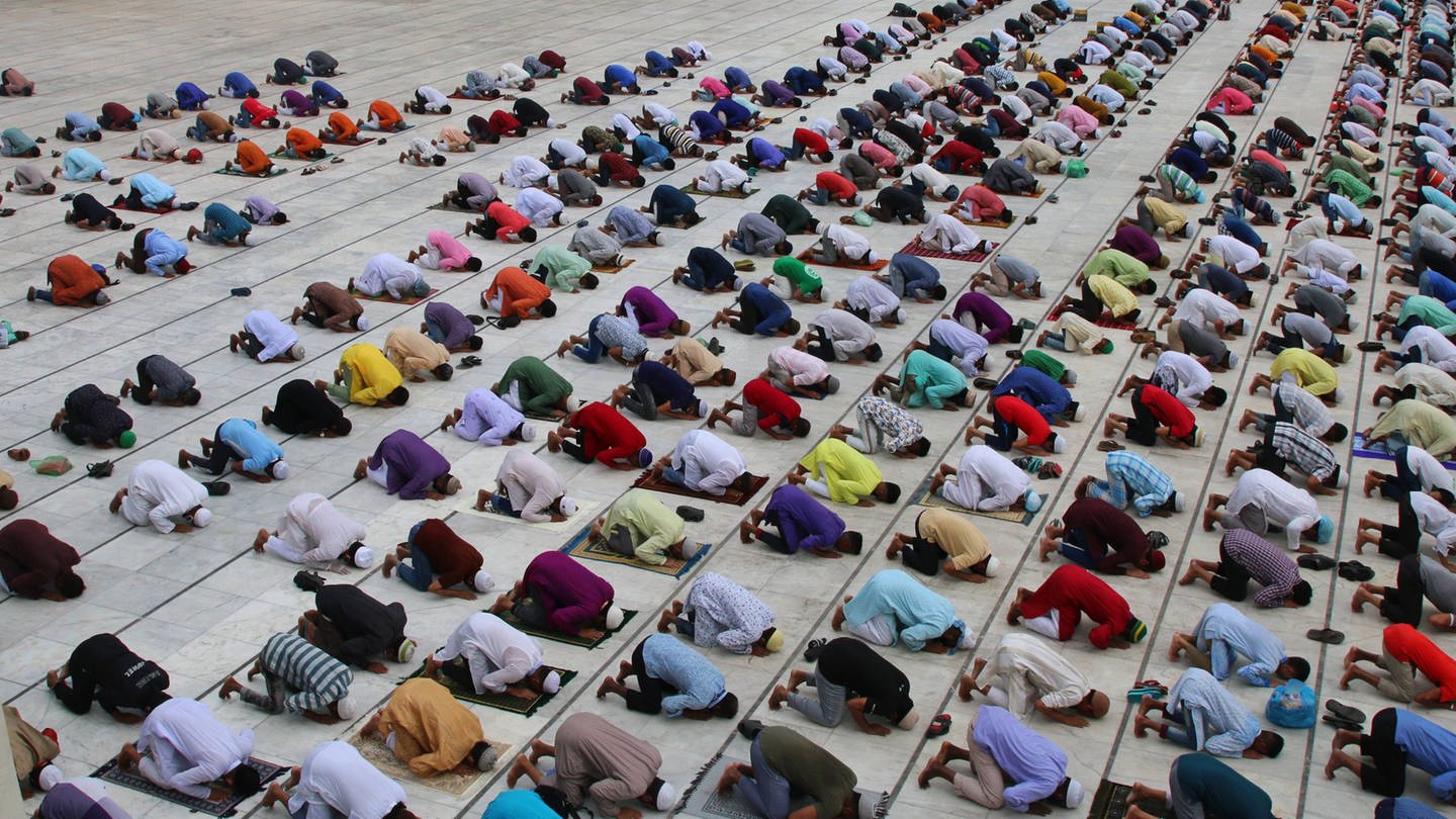 Muslime beim Gebet in einer Moschee (Foto: dpa Bildfunk, picture alliance/dpa/SOPA Images via ZUMA Wire | Sultan Mahmud Mukut)
