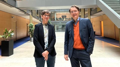 SWR-Korrespondentin Eva Ellermann steht neben Gesundheitsminister Karl Lauterbach im Foyer des ARD-Hauptstadtstudios. (Foto: SWR)
