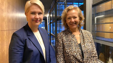 Die Bundesratsvorsitzende Manuela Schwesig und SWR Studioleiterin Evi Seibert stehen im Flur im ARD Hauptstadtstudio nebeneinander und lächeln in die Kamera (Foto: SWR, Foto: Nicole Gebauer)