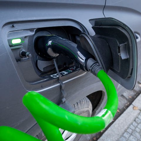 An der Ladesäule eines regionalen Stromanbieters wird ein Elektroauto mit Strom aufgeladen. Das überraschend schnelle Ende der Kaufprämie für Elektroautos verärgert die betroffene Kunden.