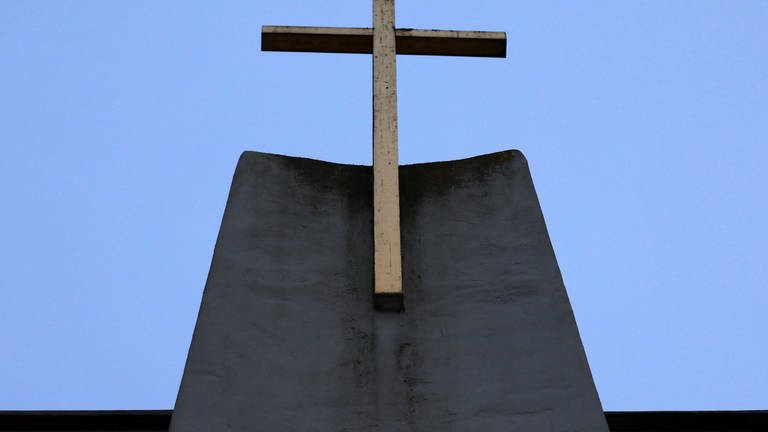 Kirchenkreuz auf einer katholischen Kirche - Wie steht es um den Reformprozess? (Foto: dpa Bildfunk, picture alliance/dpa | Bernd Wüstneck)